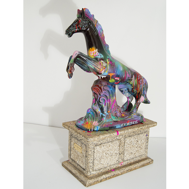 Escultura realizada con un caballo a modo de monumento