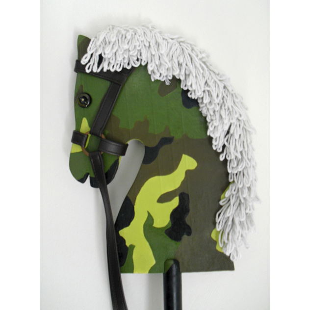 Escultura realizada con un caballo de madera de juguete