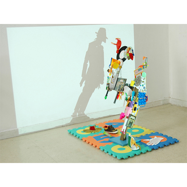 Instalación artística realizada con juguetes y objetos biográficos de Michael Jackson