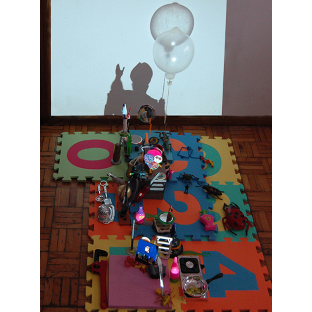 Instalación artística realizada con juguetes y preservativo con helio